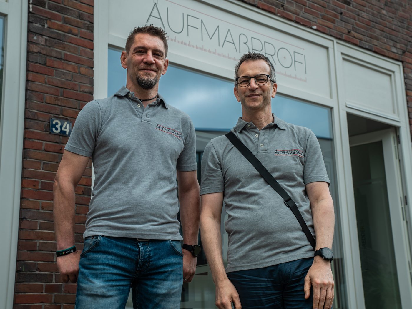 Das Aufmaßprofi-Team vor dem Büro in Hamburg